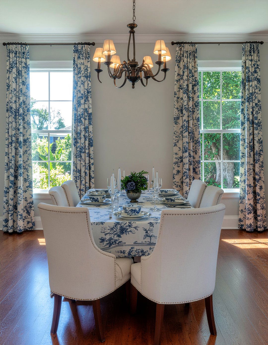 Toile print dining room - 30 New Orleans dining room ideas