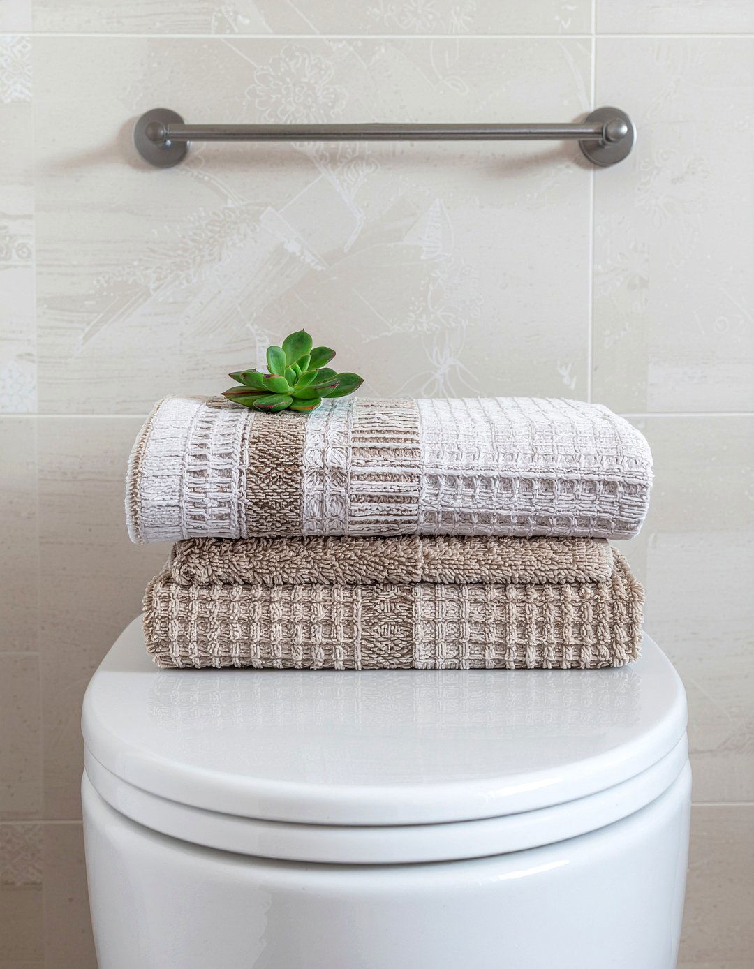 Towel bar over toilet - 30 bathroom towel bar ideas