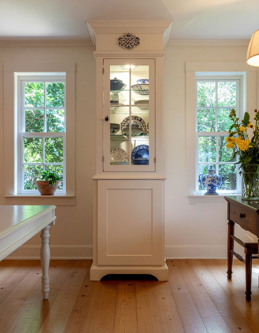Traditional China Cabinet - 30 English cottage dining room ideas