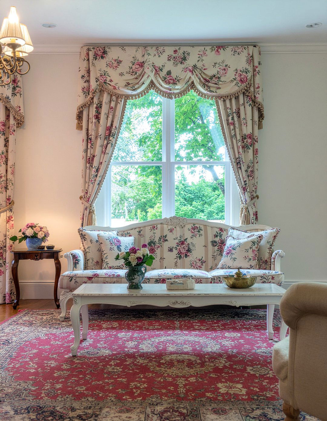 Traditional Chintz Living Room - 30 Southern living room ideas