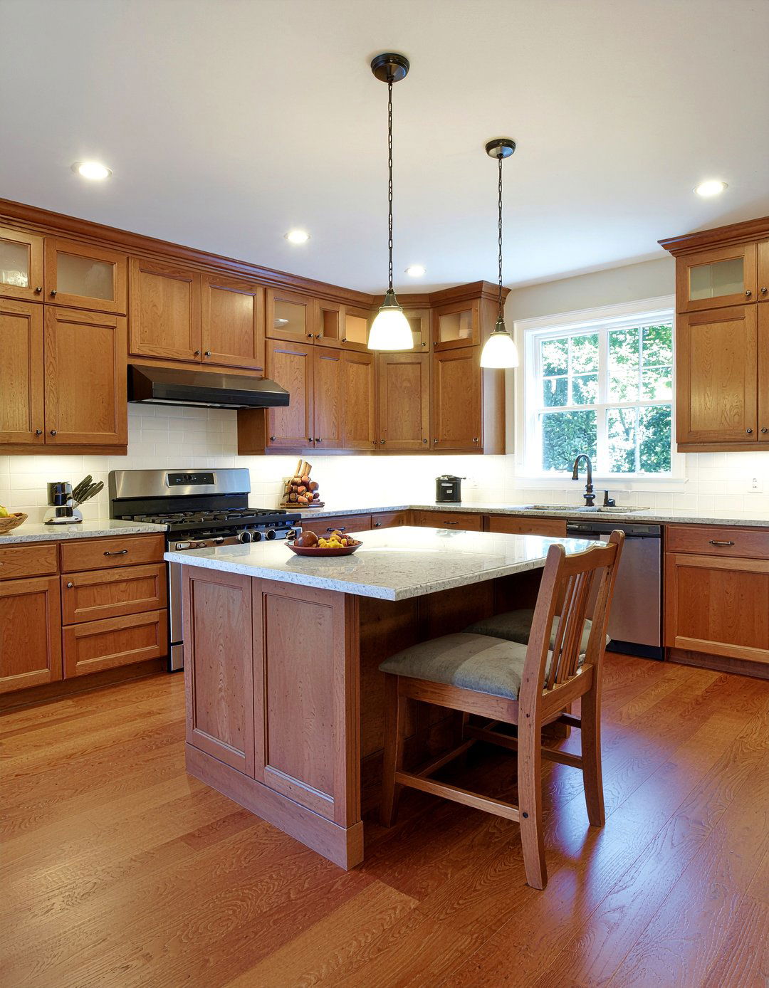 Traditional Oak Laminate Kitchen - 30 laminate floor kitchen ideas