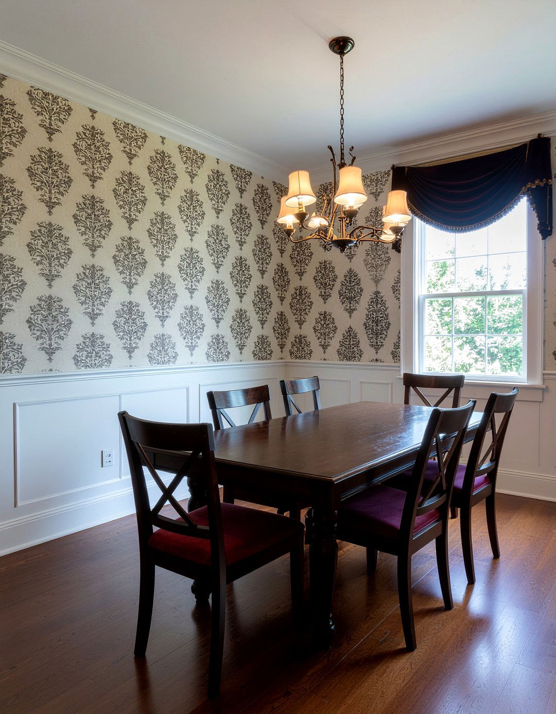 Traditional Wallpaper Pattern - 30 heritage home dining room ideas