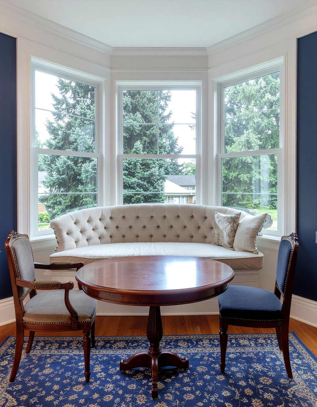 Traditional Window Seat - 30 bay window dining ideas