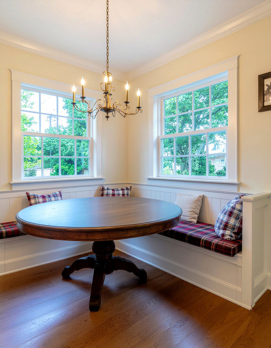 Traditional breakfast nook - 30 dining nook ideas