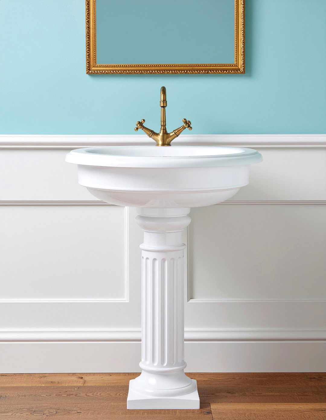 Traditional pedestal sink - 30 Georgian bathroom ideas