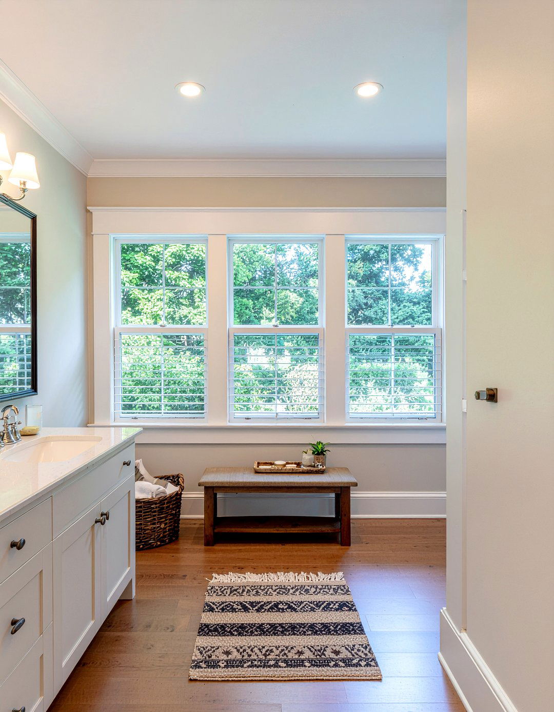 Traditional shutters - 30 bathroom shutter ideas