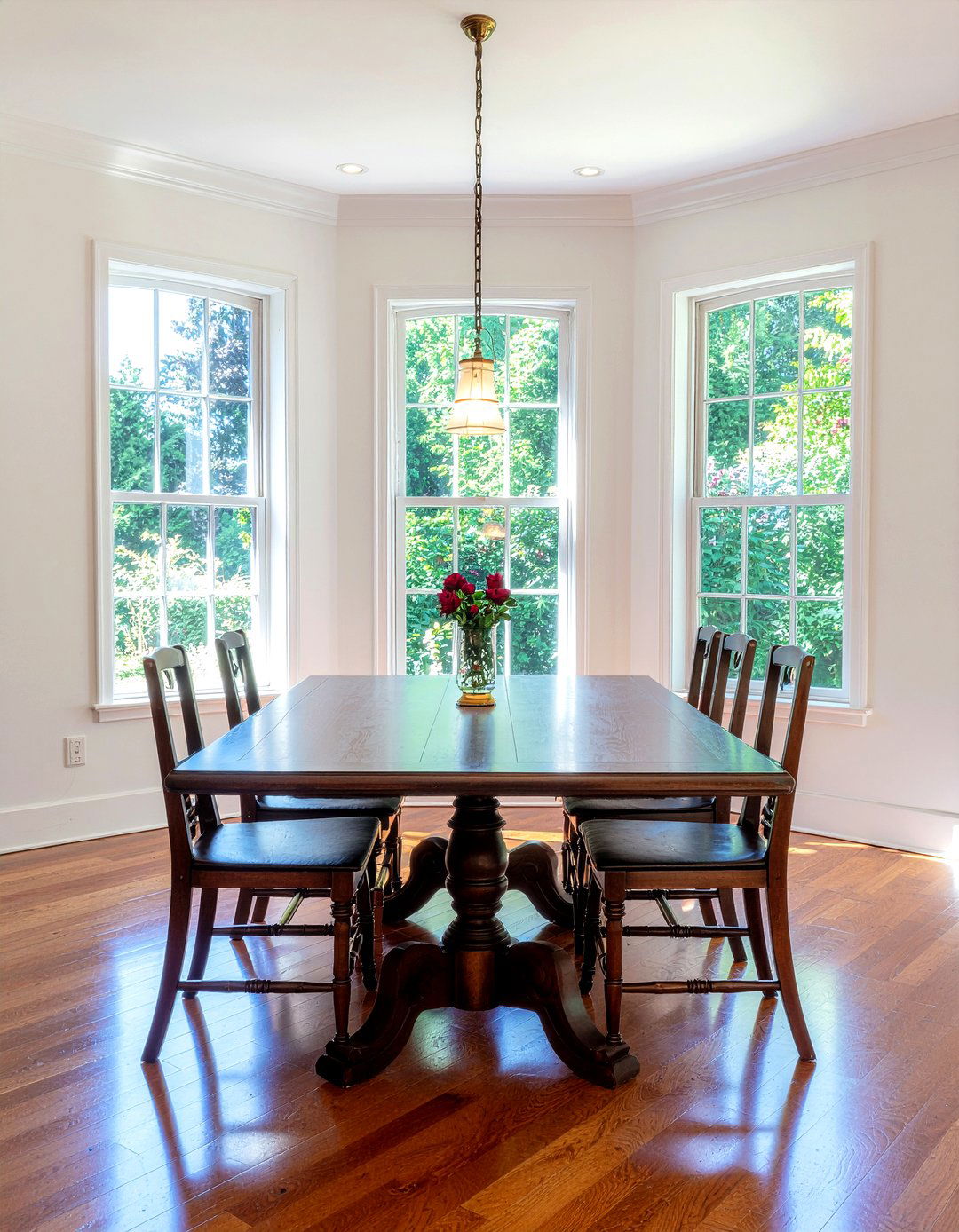 Traditional wood dining table - 30 heirloom dining room ideas