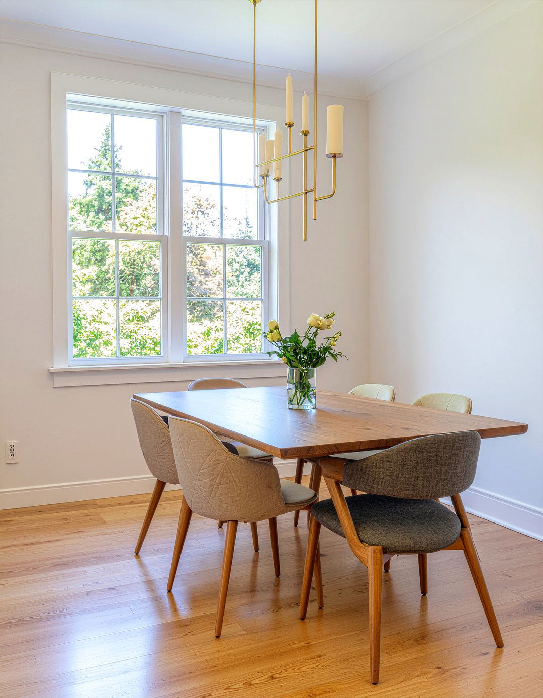 Transitional candle light design - 30 candle chandelier dining room ideas