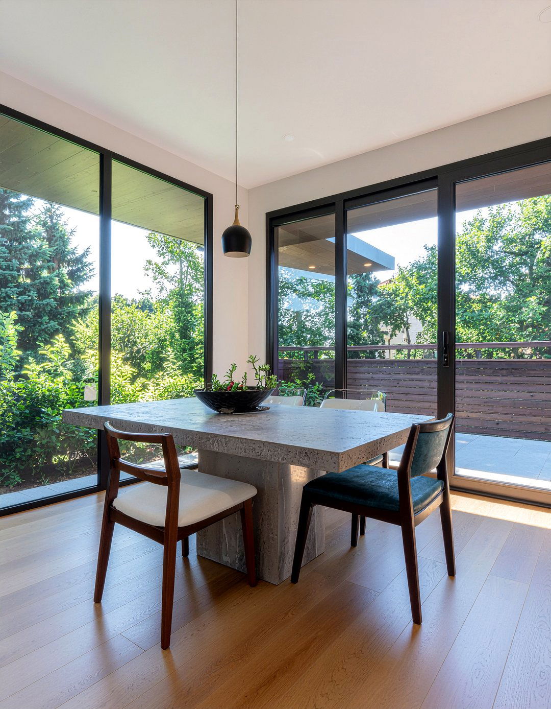 Transparent And Solid Chairs - 30 mixed dining chair ideas