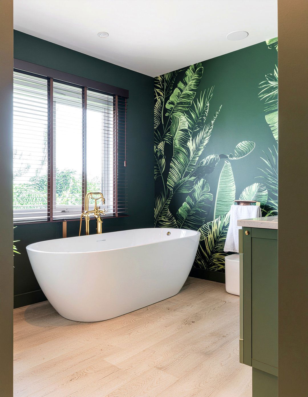 Tropical Wallpaper - 30 jungle bathroom ideas