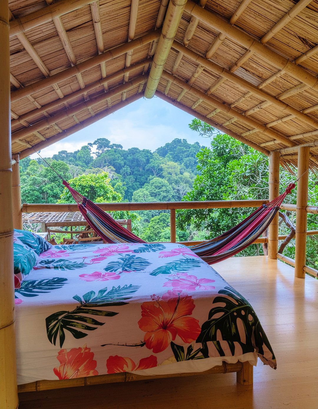 Tropical jungle treehouse - 30 treehouse bedroom ideas