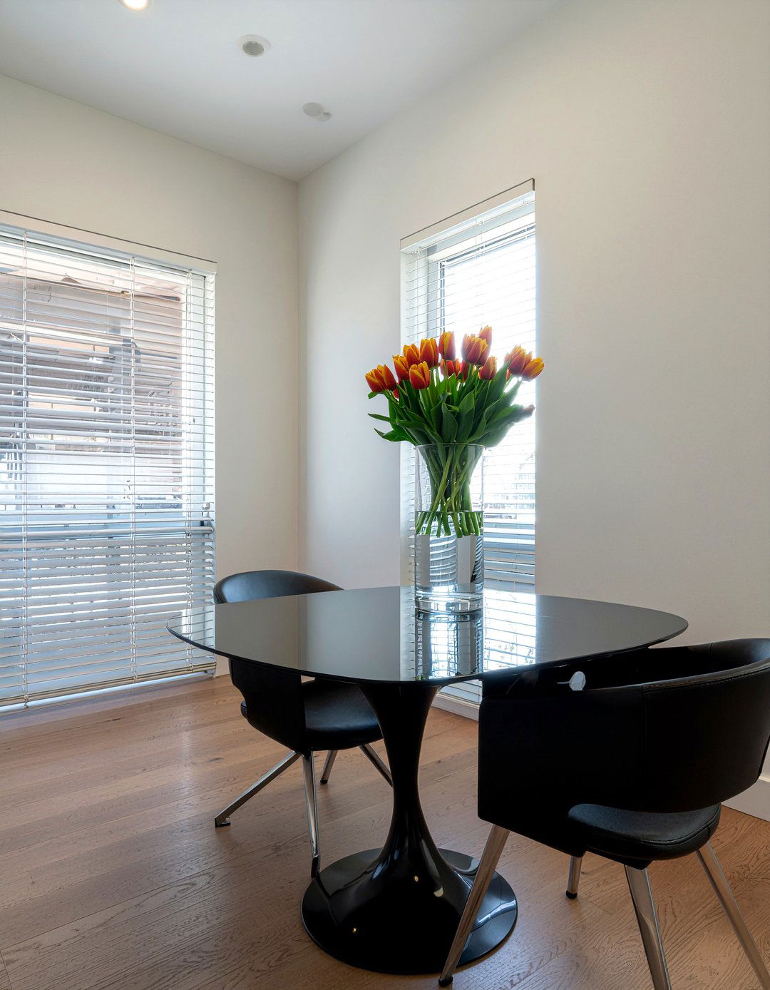 Tulip Table Decor - 30 dining room fresh flower ideas