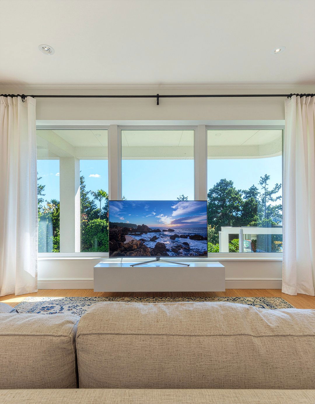 Tv between two windows - 30 living room wall mounted tv ideas