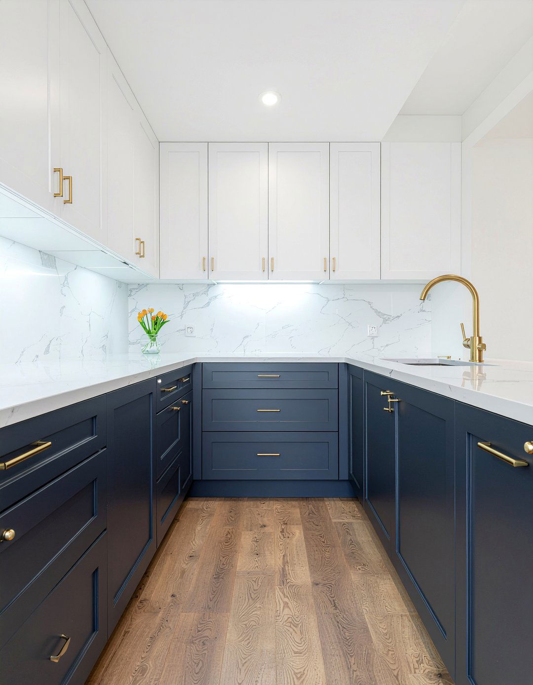 Two Tone Cabinets - 30 full kitchen remodel ideas