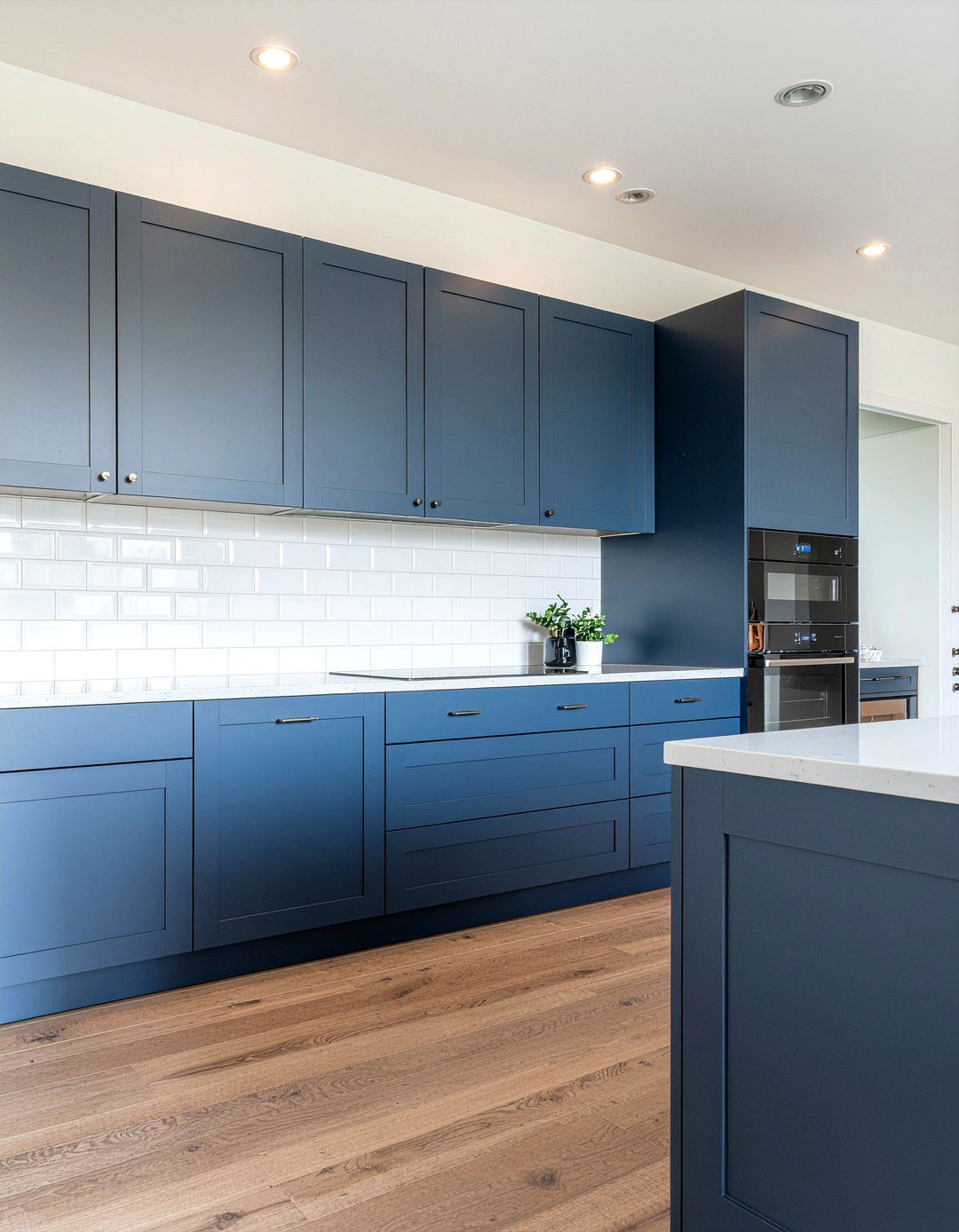 Two tone kitchen cabinets - 30 sleek modern kitchen ideas