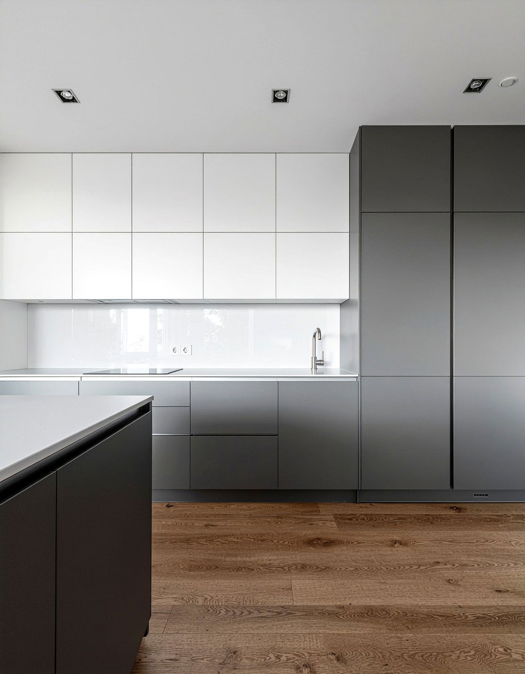 Two tone shutters - 30 kitchen shutter ideas