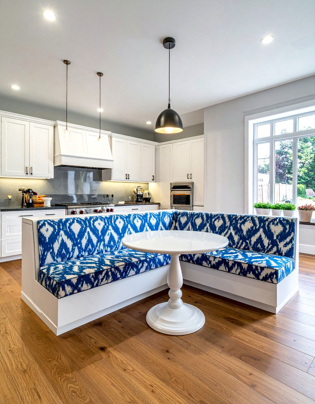 U shaped banquette with patterned fabric - 30 U-shaped banquette dining ideas