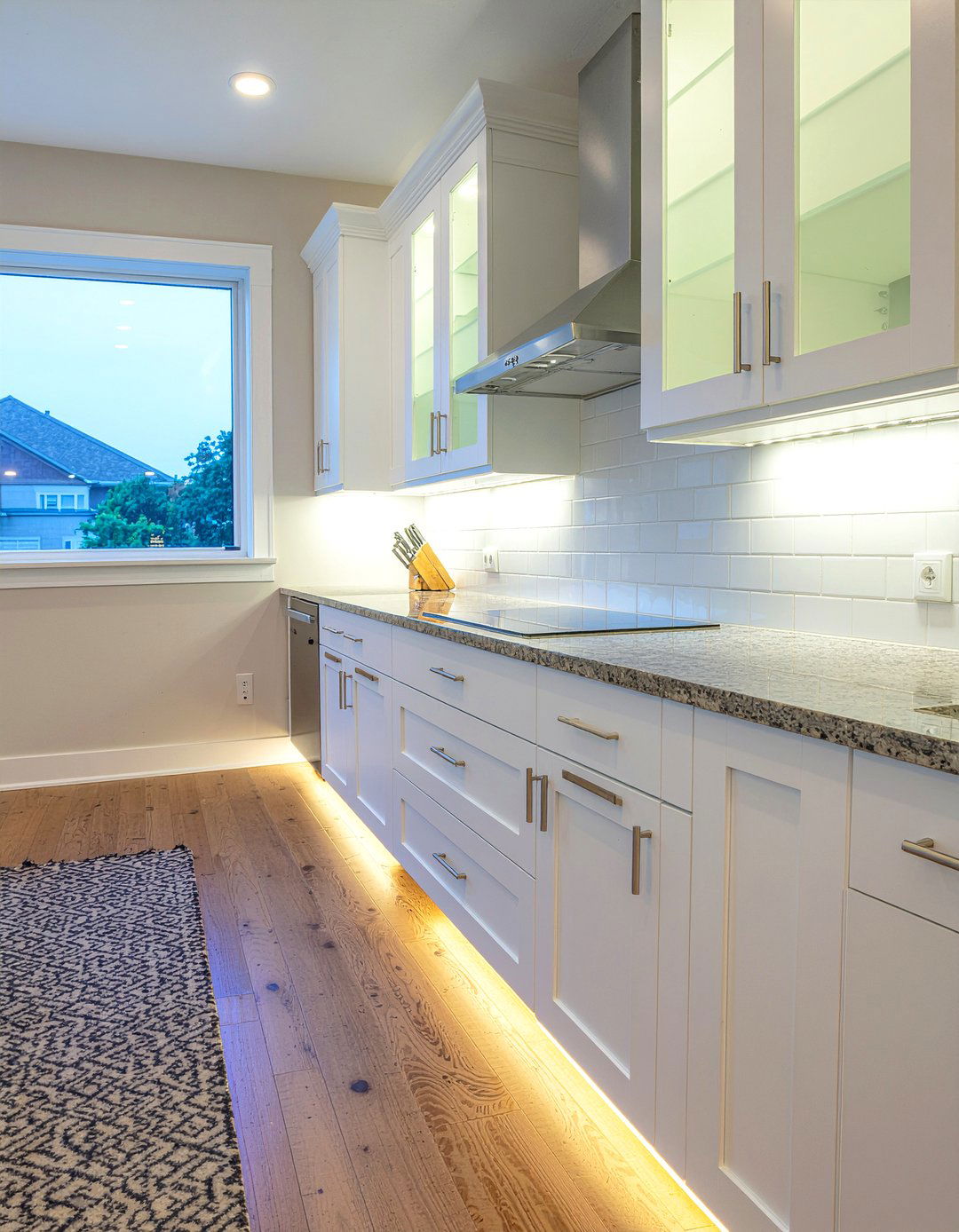 Under Cabinet Lighting - 30 layered kitchen ideas