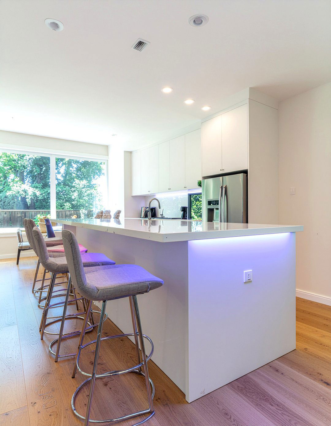 Under kitchen island countertop - 30 LED strip kitchen lighting ideas