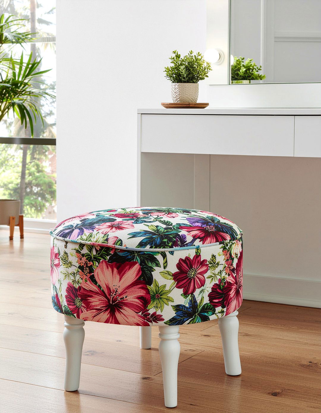 Upholstered vanity seat - 30 bathroom chair ideas