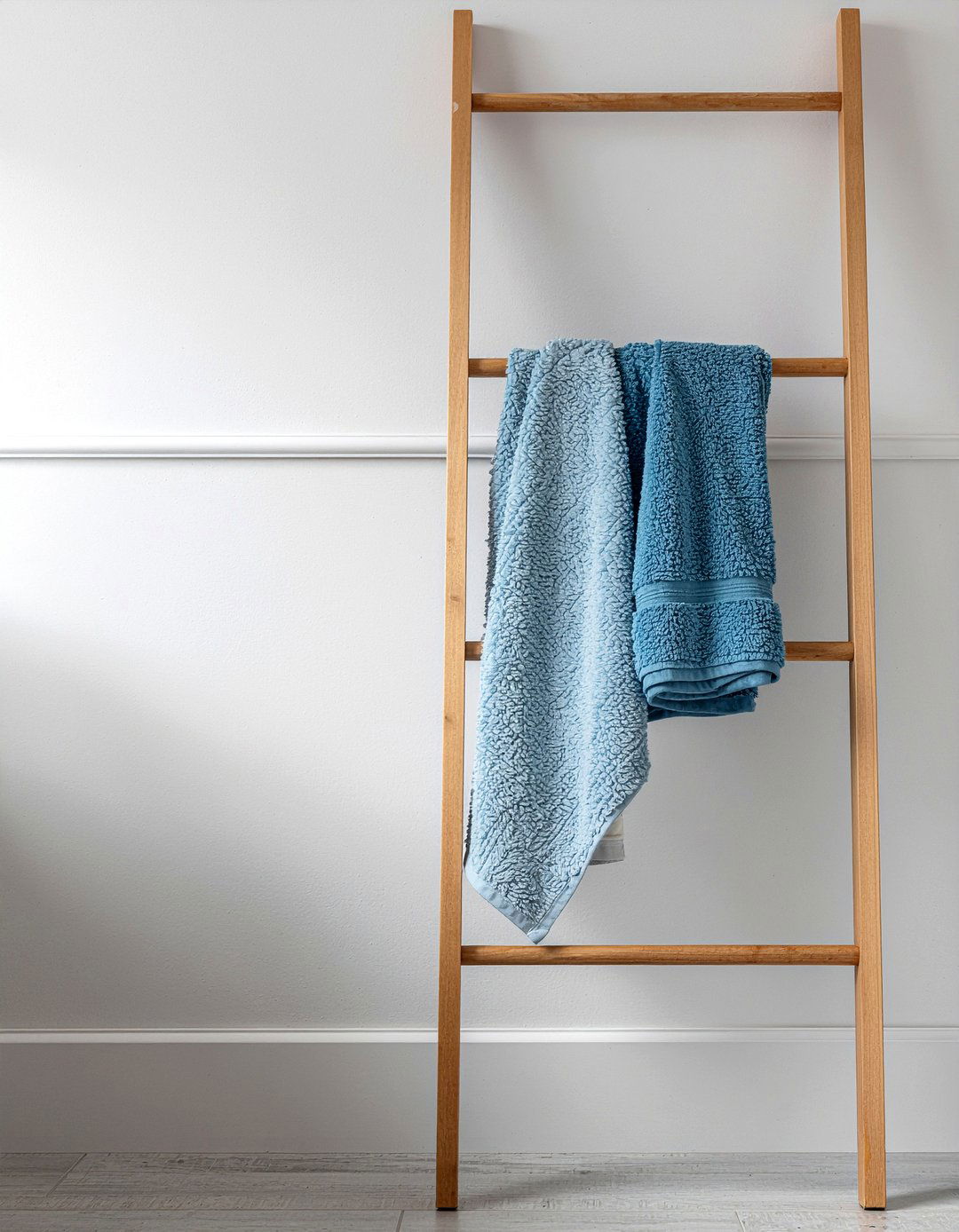 Use wooden ladder - 30 bathroom on a budget ideas