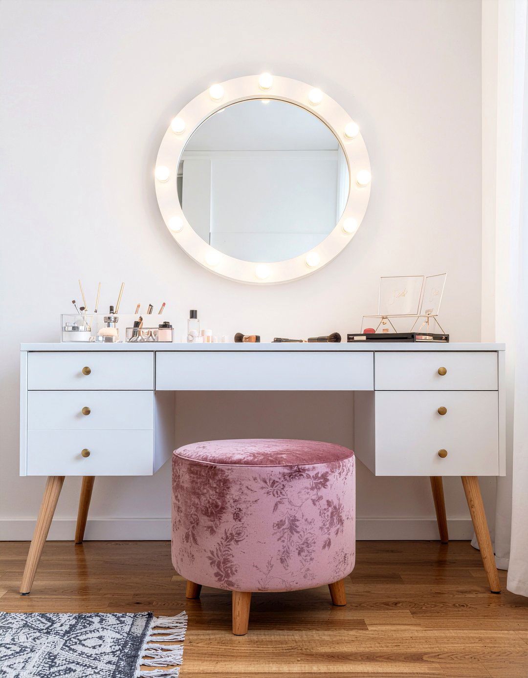 Vanity Table Setup - 30 girls bedroom ideas