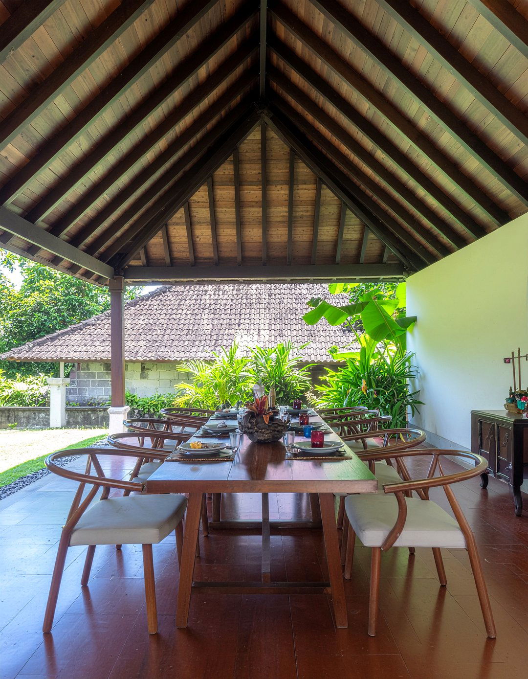 Vaulted Exposed Beams - 30 Balinese dining room ideas
