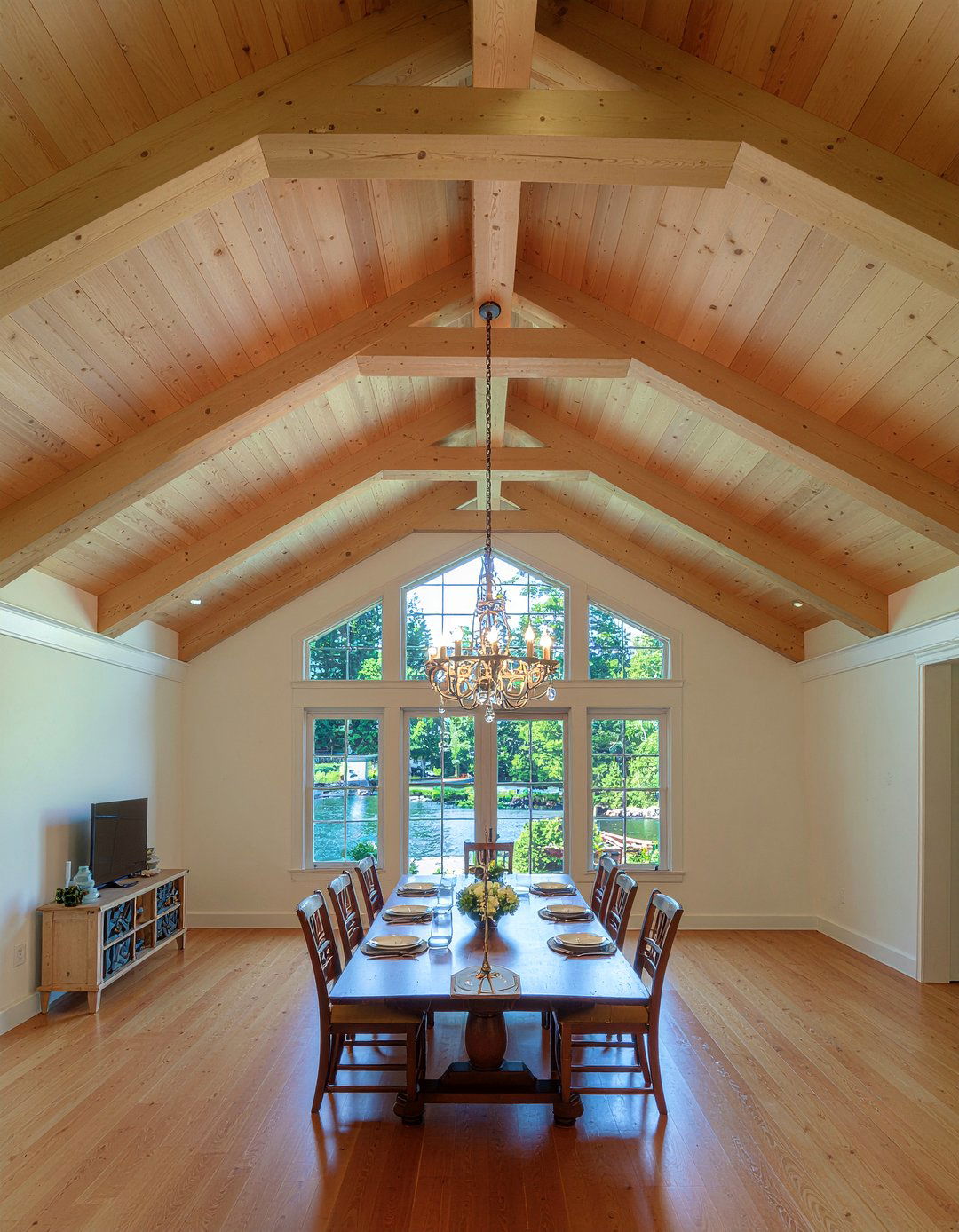 Vaulted Wood Ceilings - 30 lake house dining room ideas