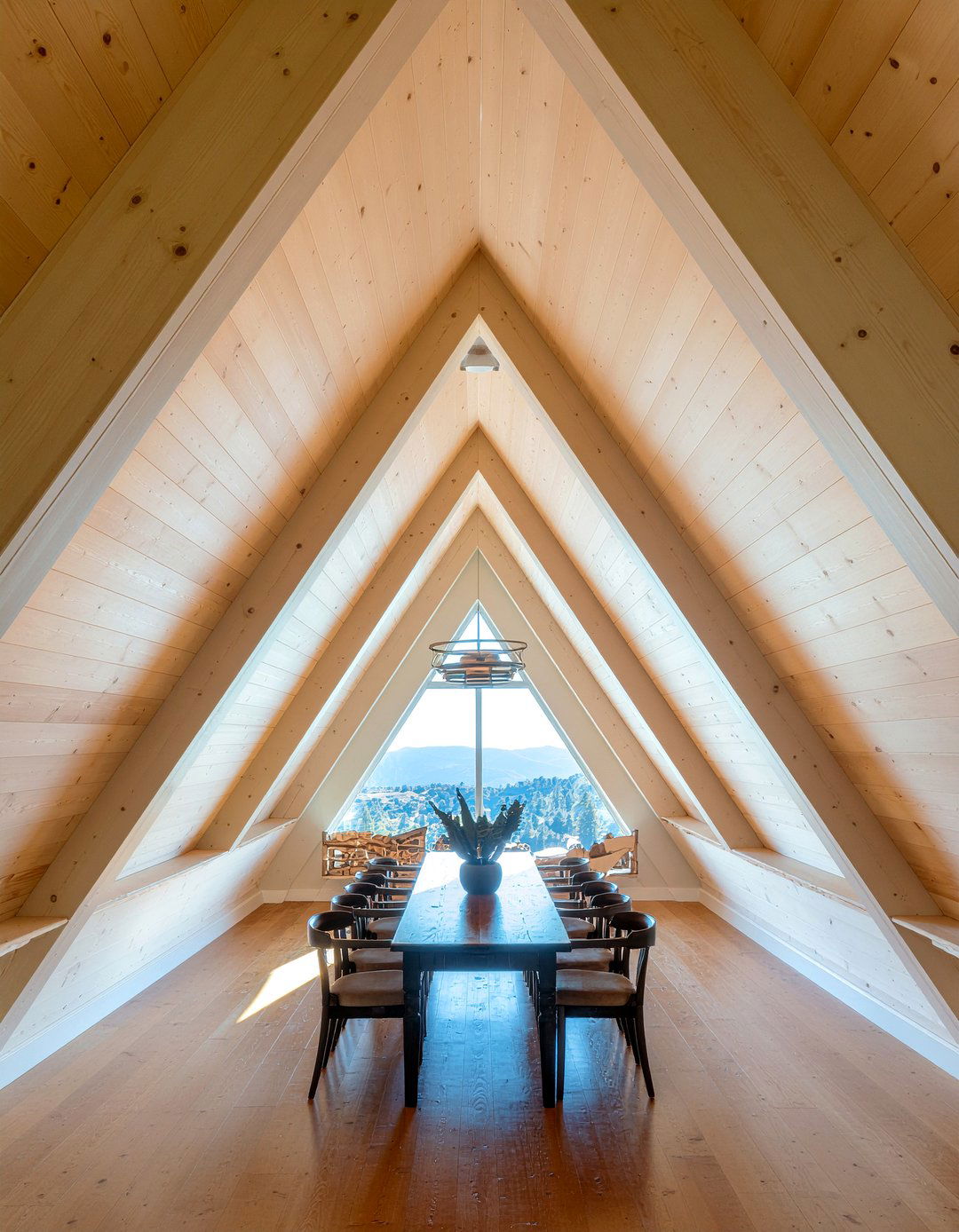 Vaulted ceiling architecture - 30 cabin dining room ideas