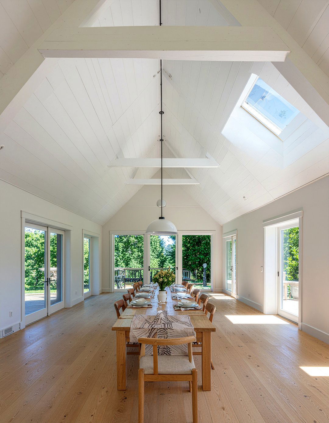 Vaulted ceiling design - 30 countryside dining room ideas