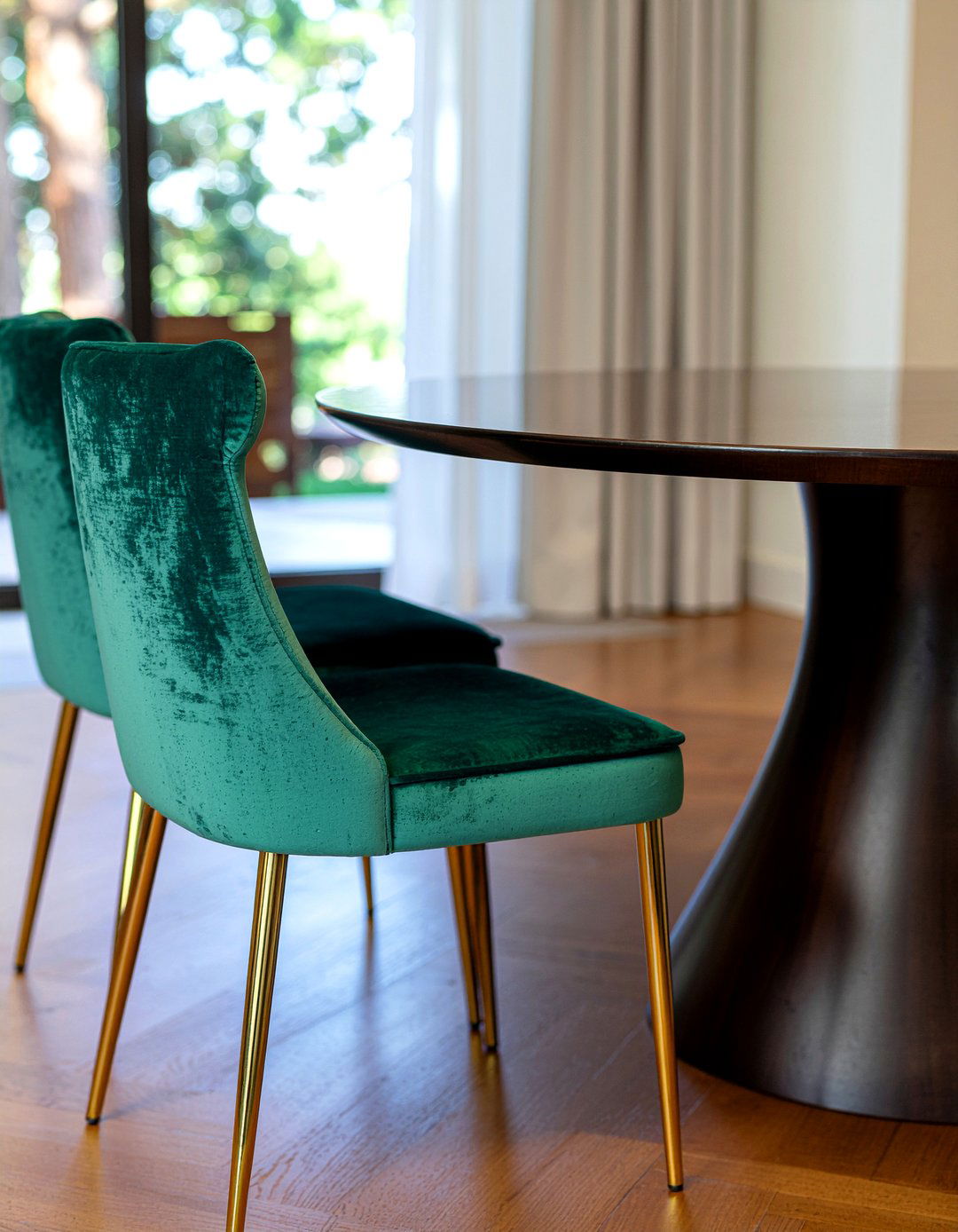 Velvet Dining Chairs - 30 dining room entertaining ideas