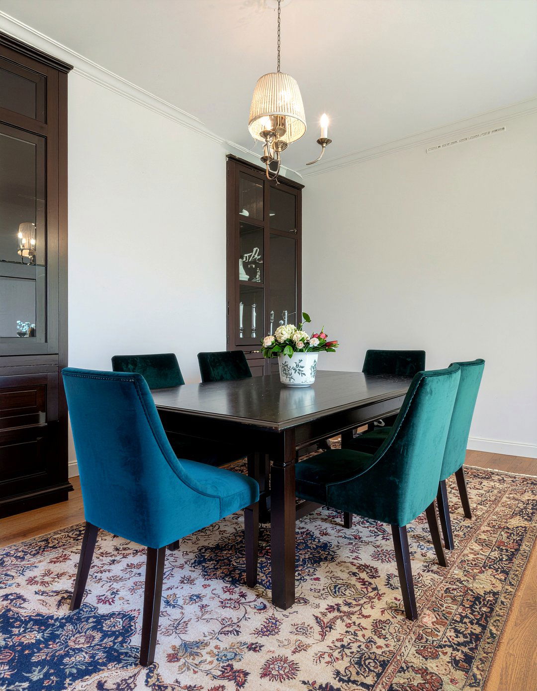 Velvet Dining Chairs - 30 heritage home dining room ideas