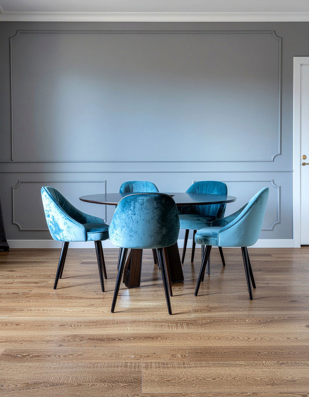 Velvet dining chairs in soft colors - 30 calm dining room ideas