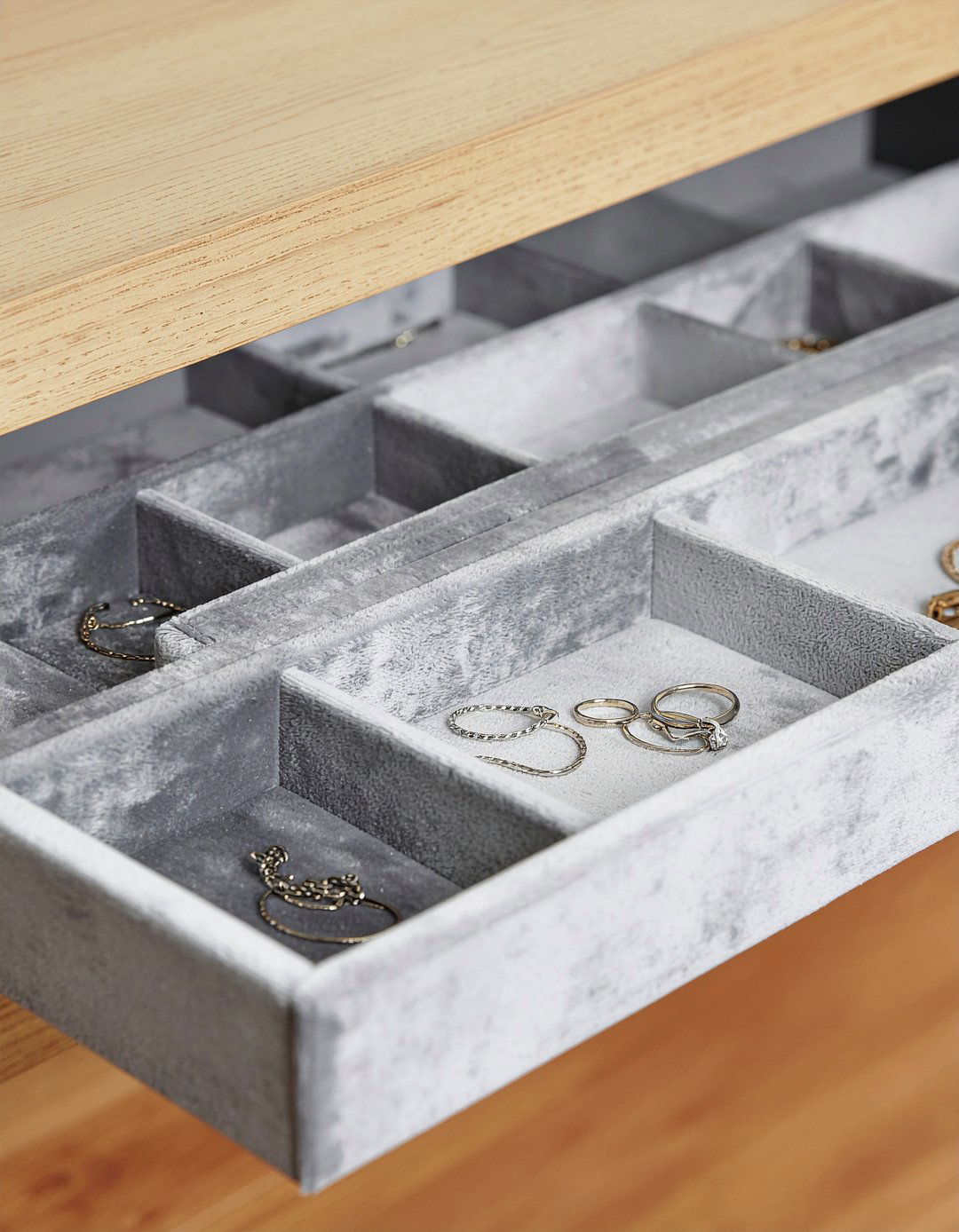 Velvet jewelry trays - 30 bedroom reach-in closet ideas