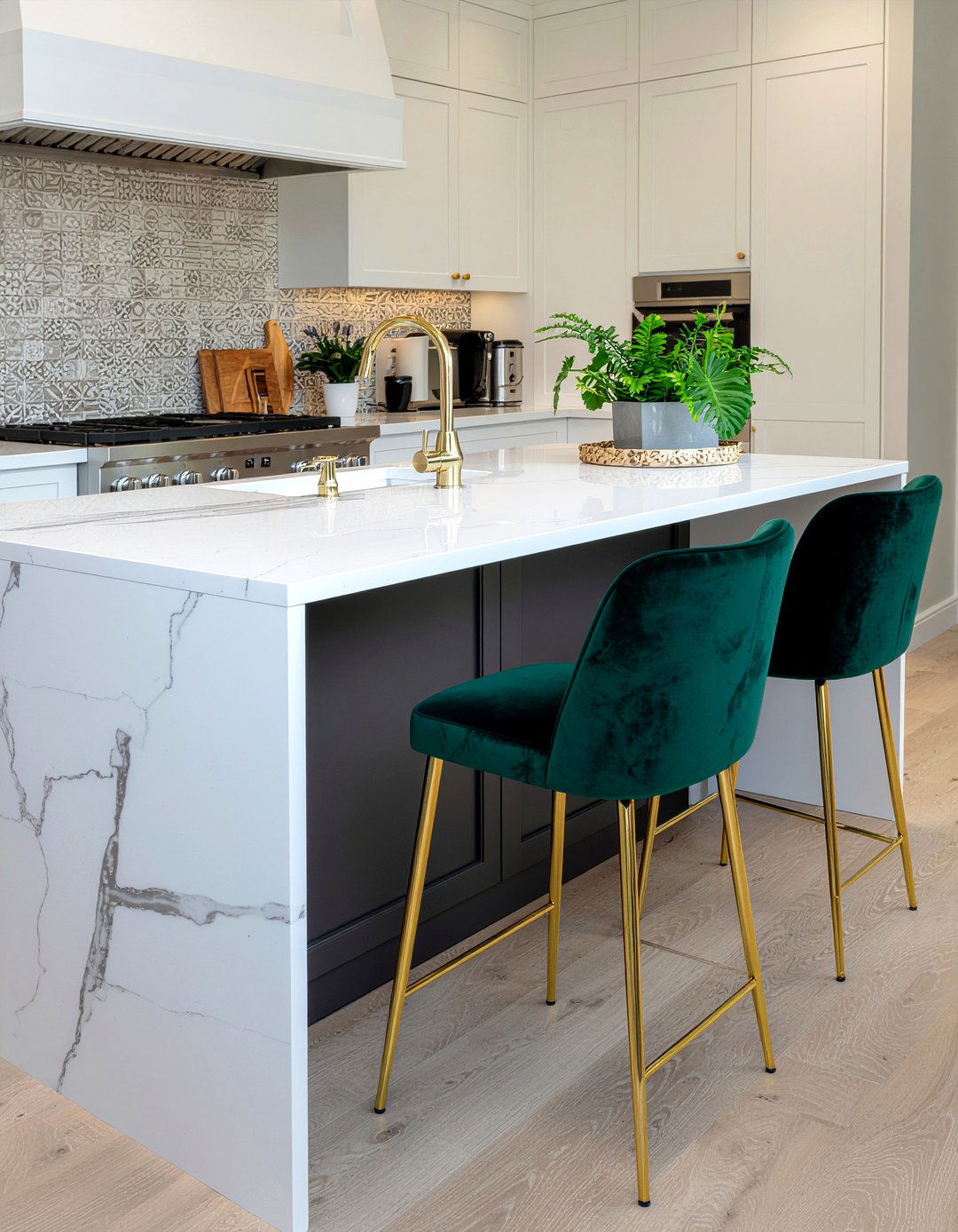 Velvet kitchen bar stools - 30 dramatic kitchen ideas