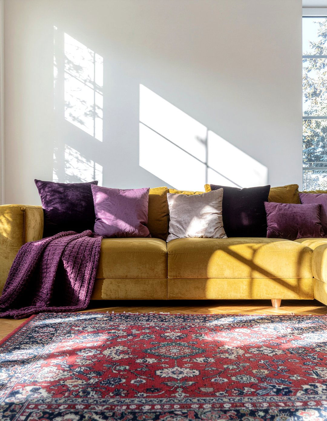 Velvet sofa styling - 30 maximalist living room ideas