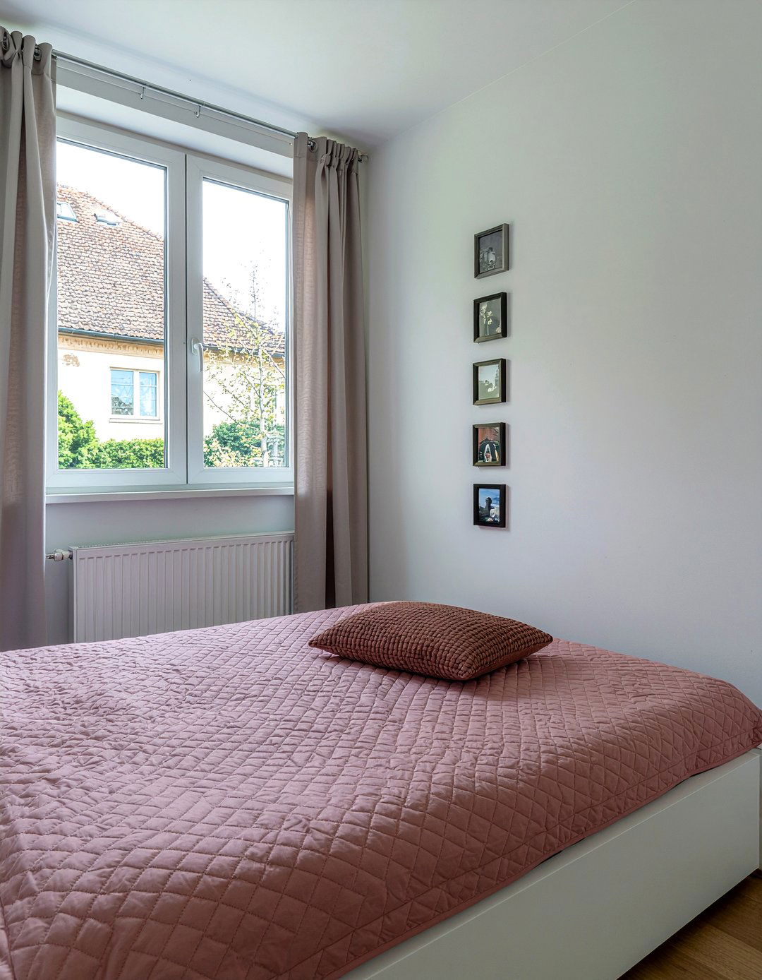 Vertical Photo Arrangement - 30 bedroom family photo ideas