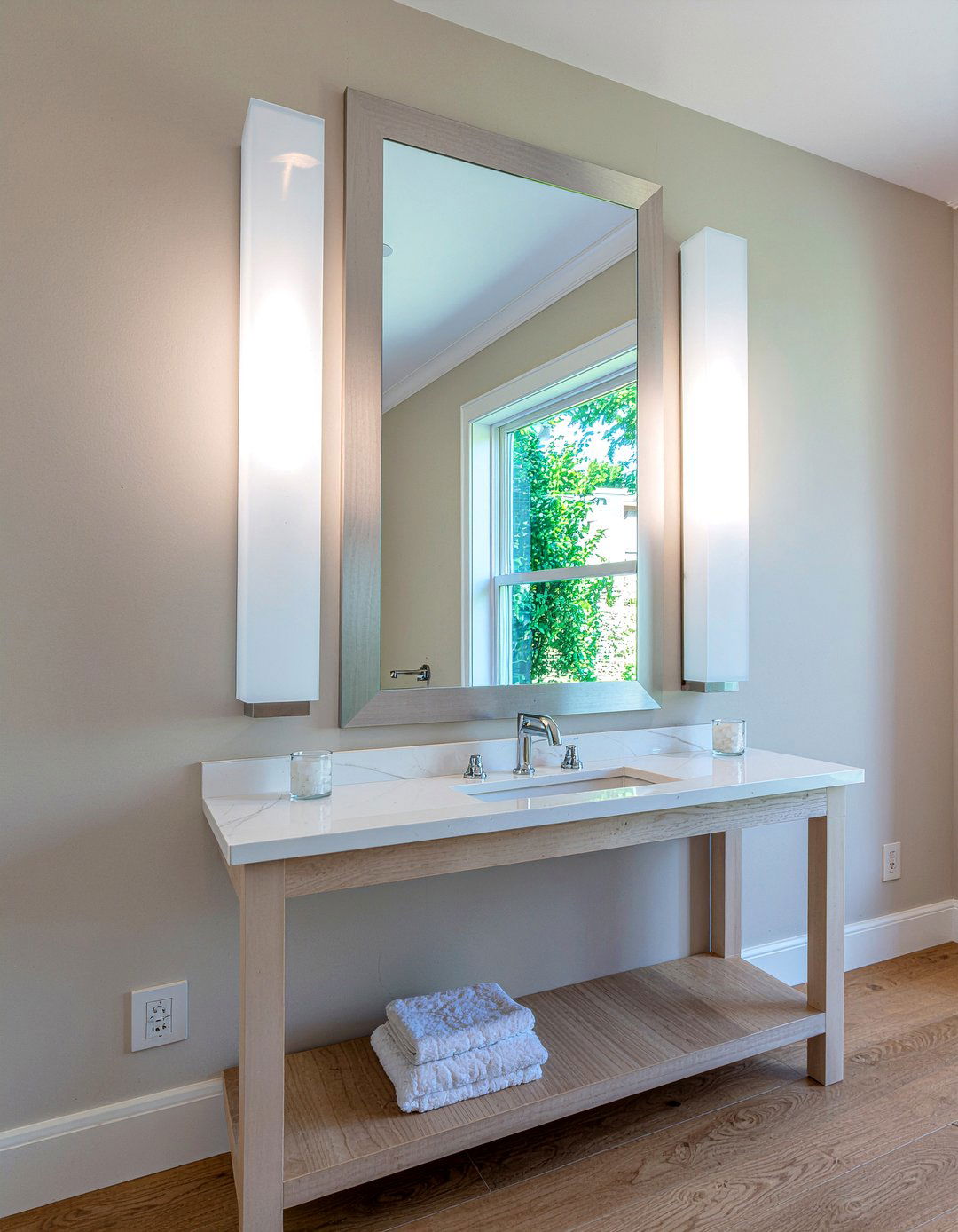 Vertical Sconce - 30 bathroom lighting accent ideas