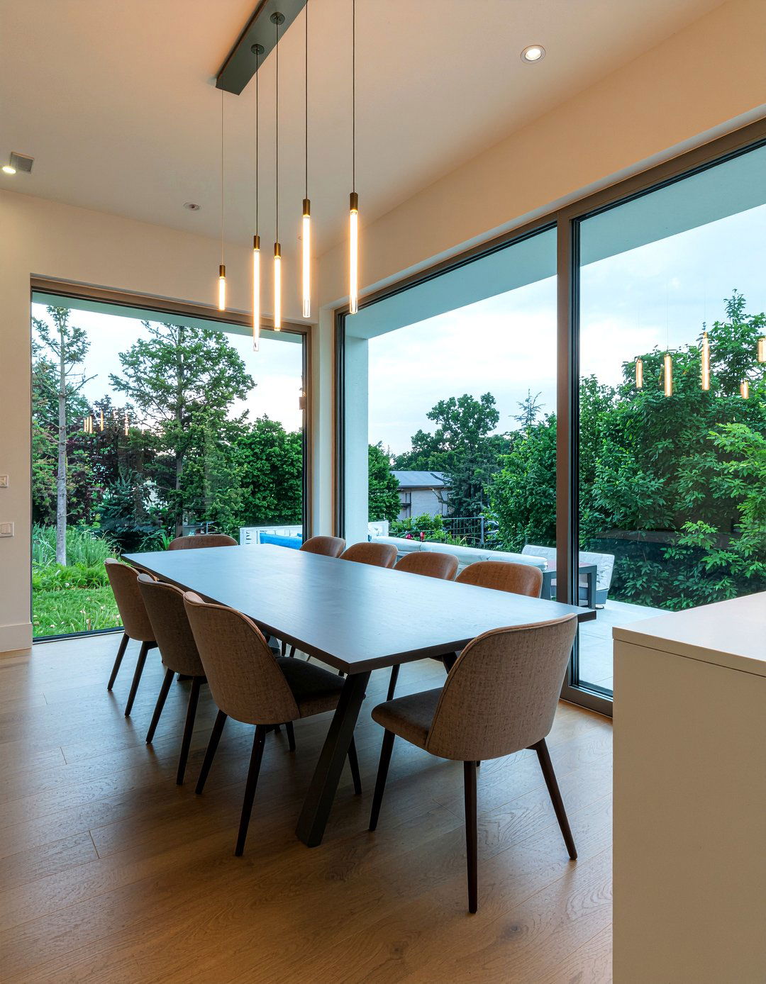 Vertical Tube Light - 30 dining room pendant ideas