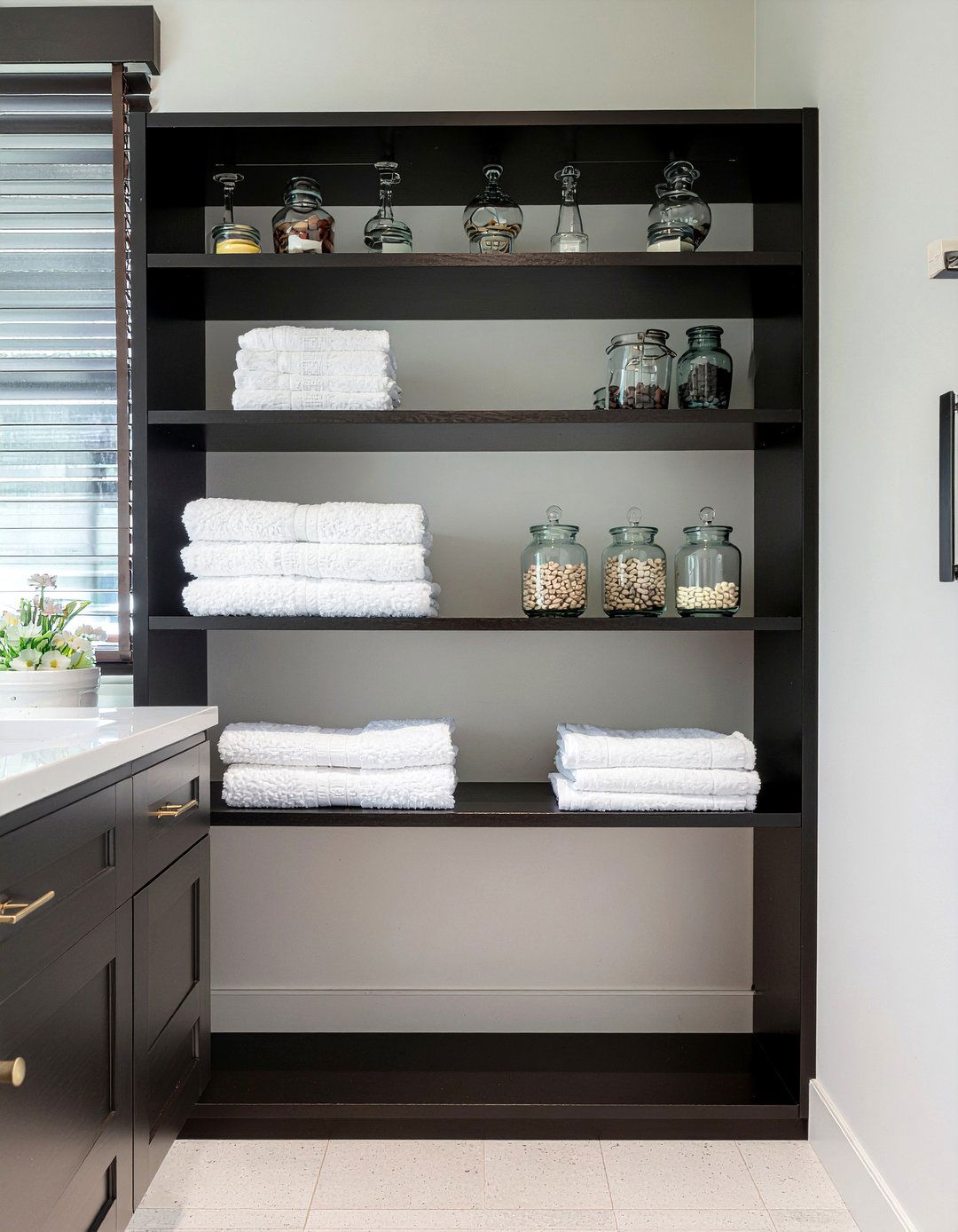 Vertical storage shelf - 30 small bathroom ideas