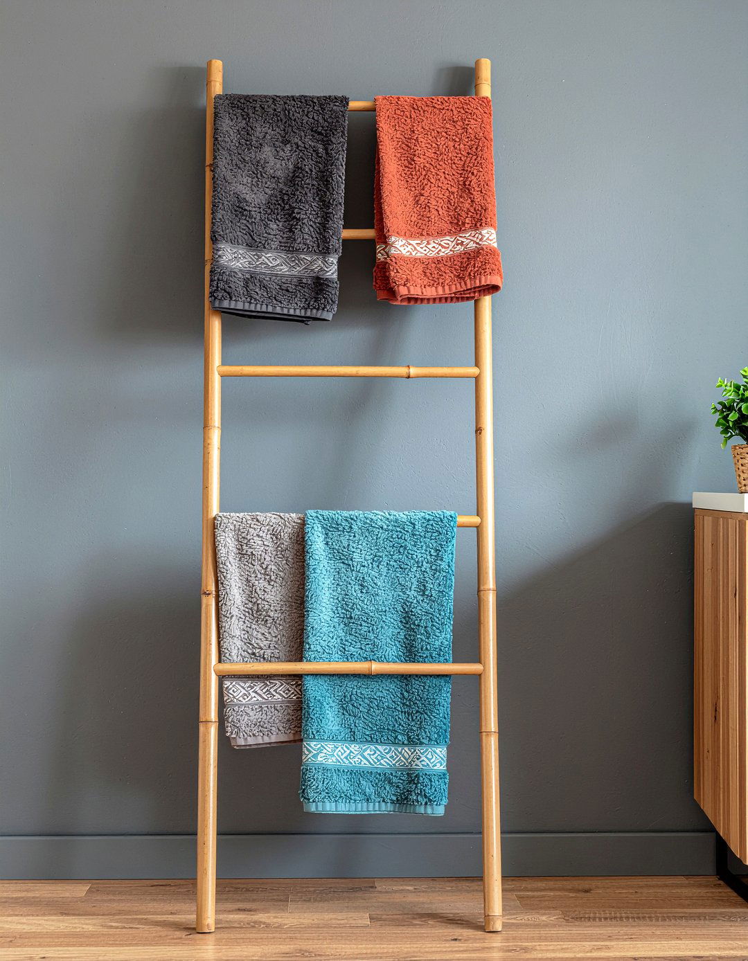 Vertical towel ladder - 30 bathroom clutter-free ideas