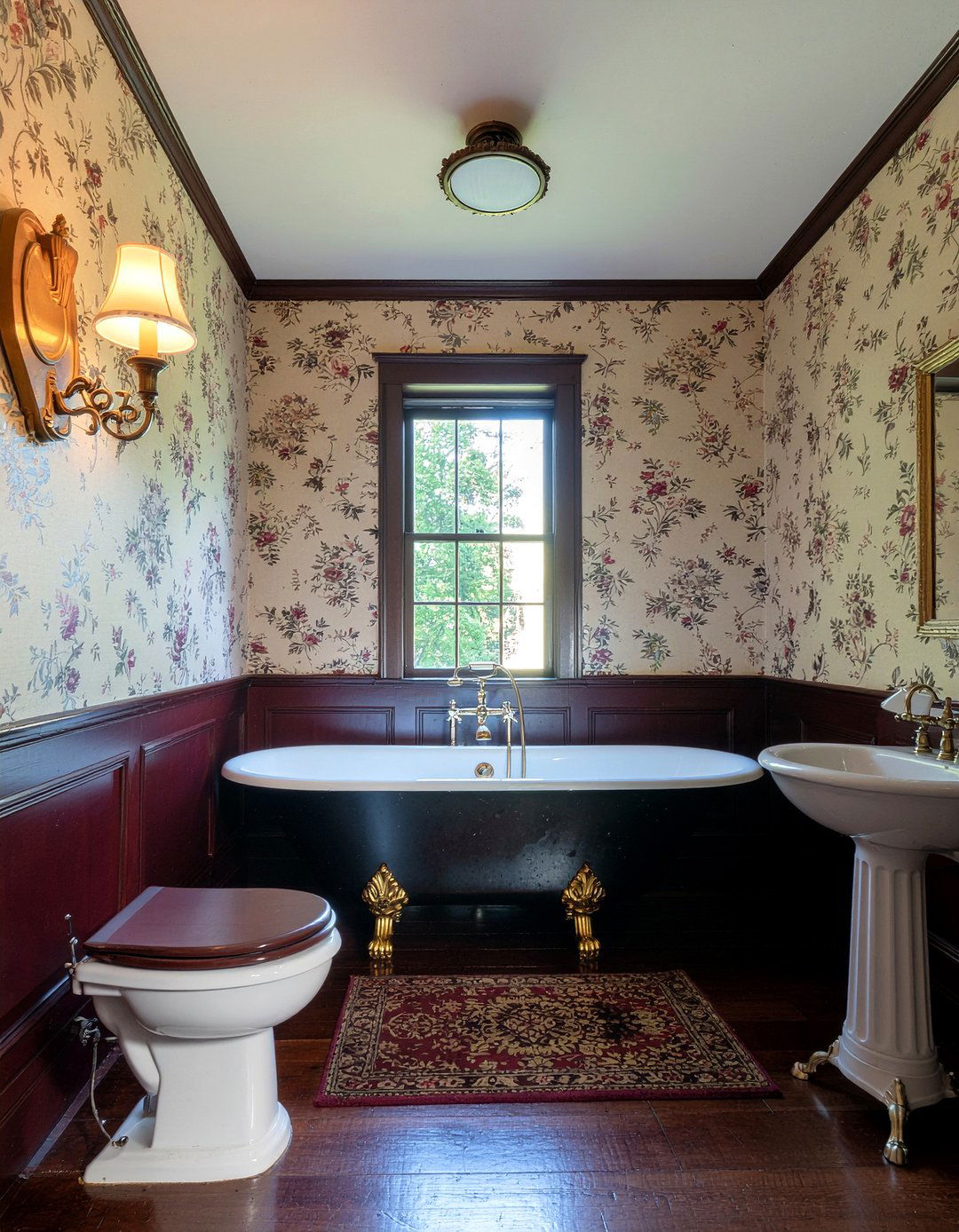 Victorian Clawfoot Tub - 30 bathroom design history ideas