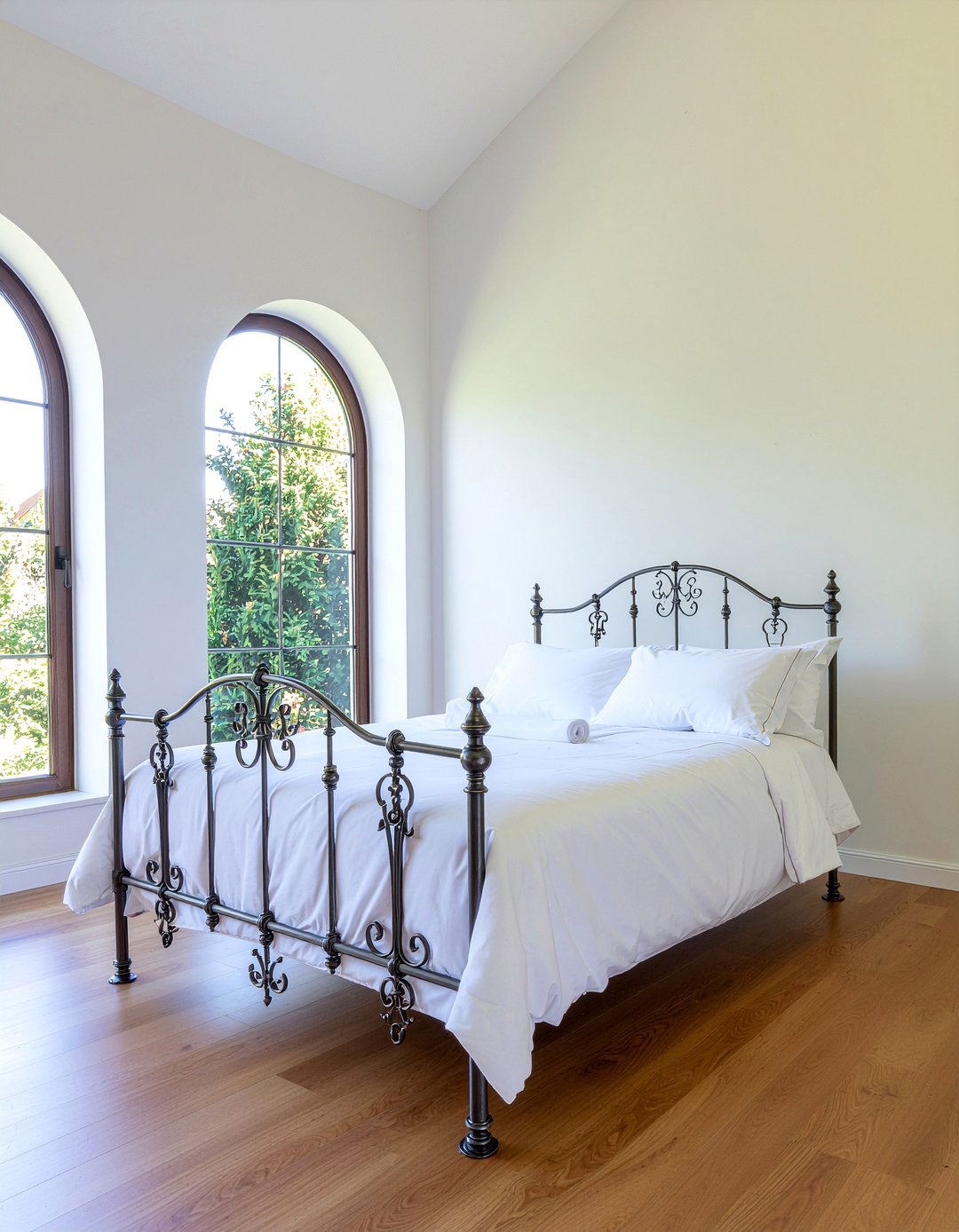 Victorian wrought iron bed - 30 gothic bedroom ideas