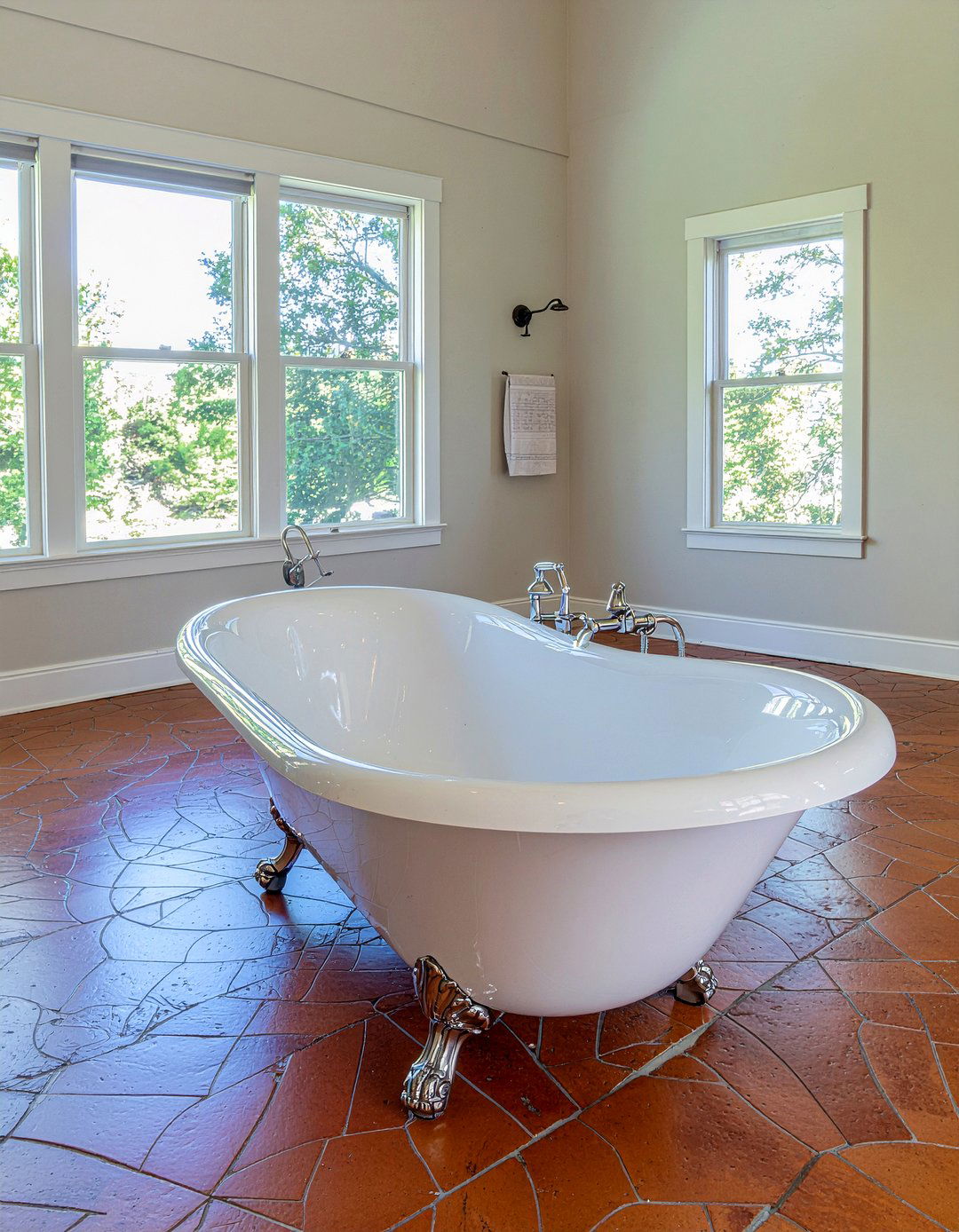 Vintage Clawfoot Tub - 30 luxury master bathroom ideas
