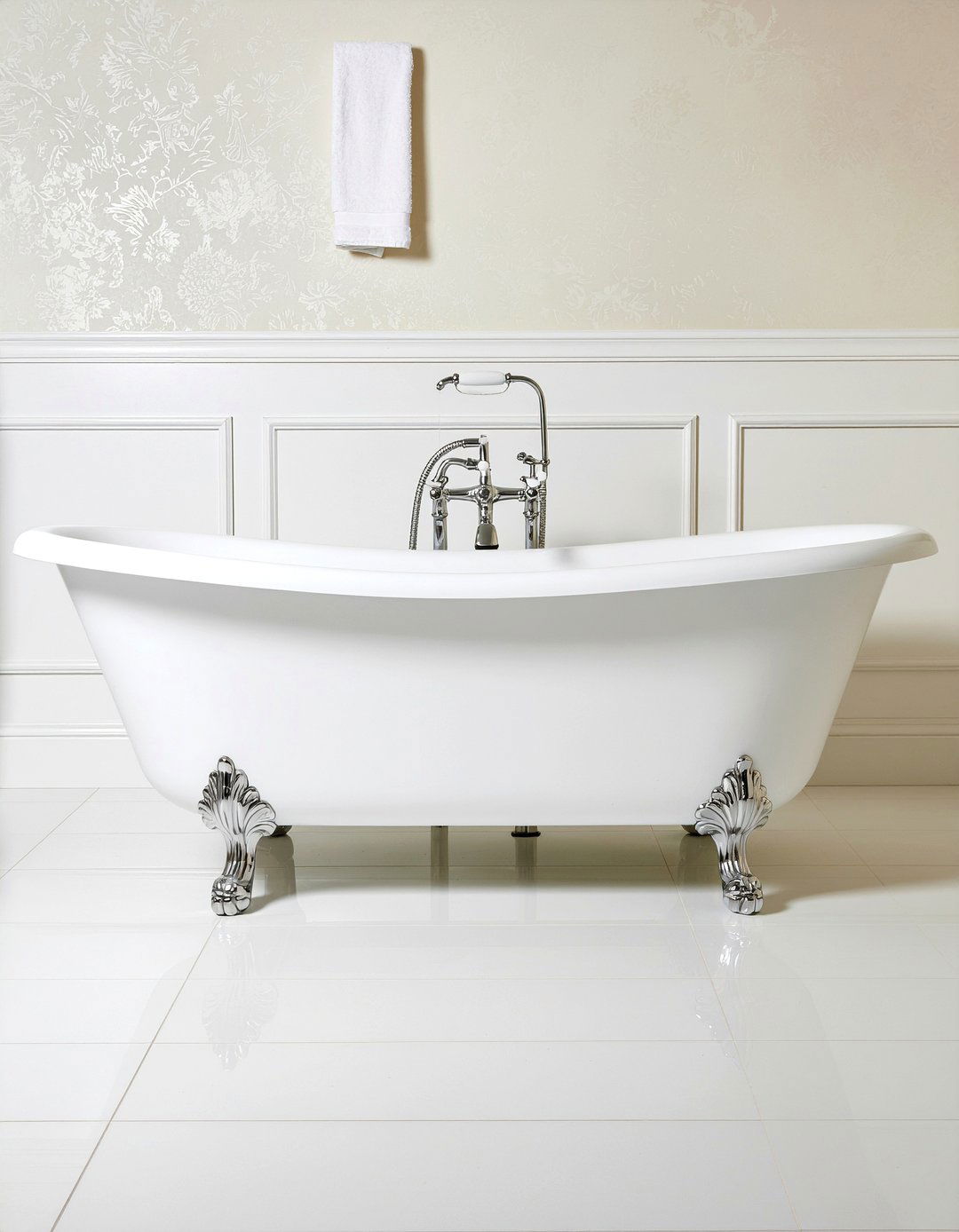 Vintage Clawfoot Tub - 30 bathroom tub accent ideas