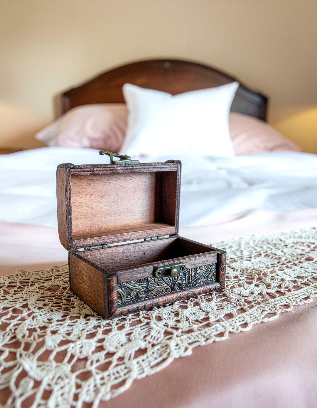 Vintage Jewelry Box - 30 bedroom jewelry storage ideas