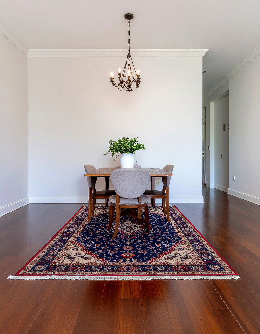 Vintage Rug Under Table - 30 bungalow dining room ideas