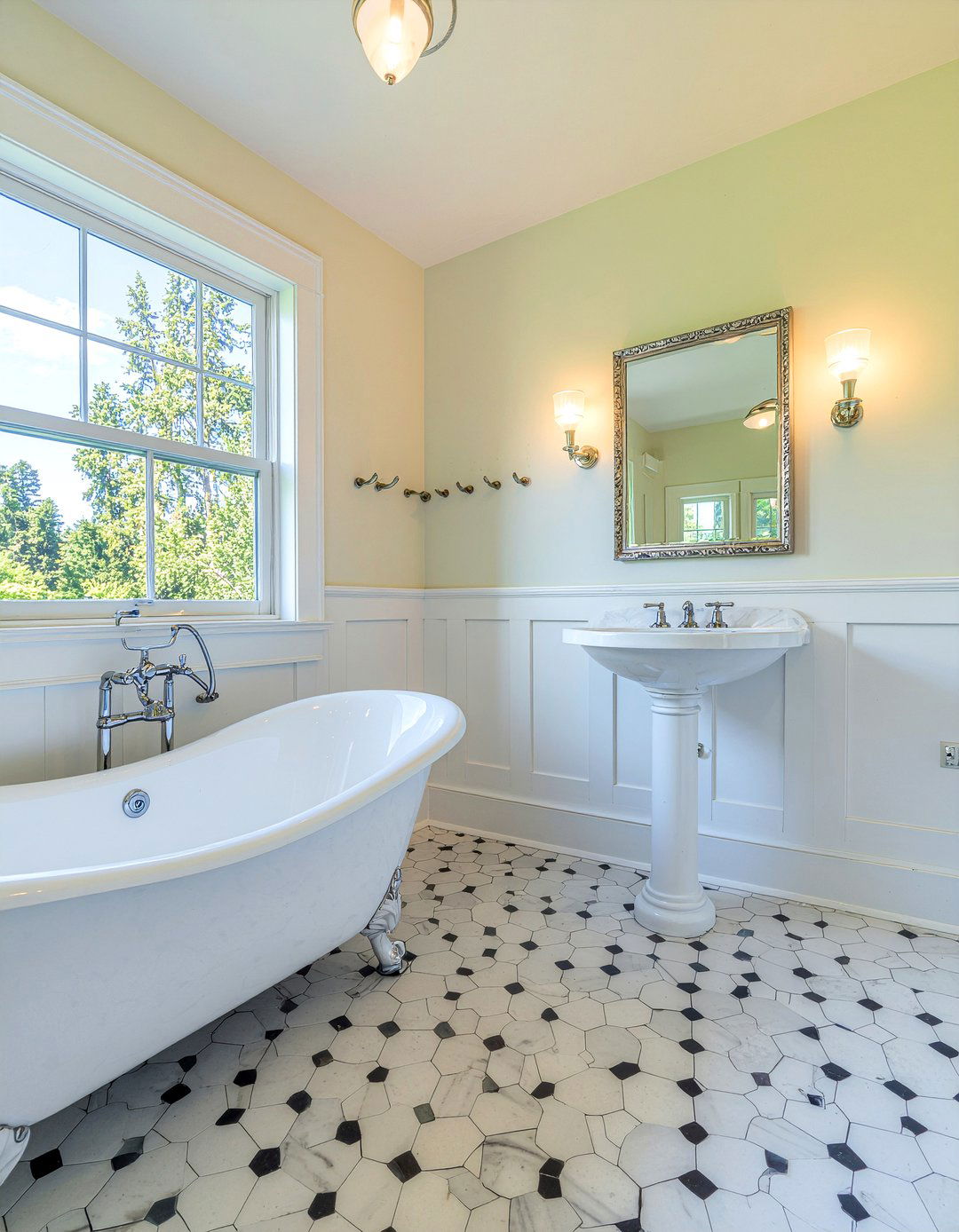 Vintage Style Bathroom - 30 bathroom inspo ideas