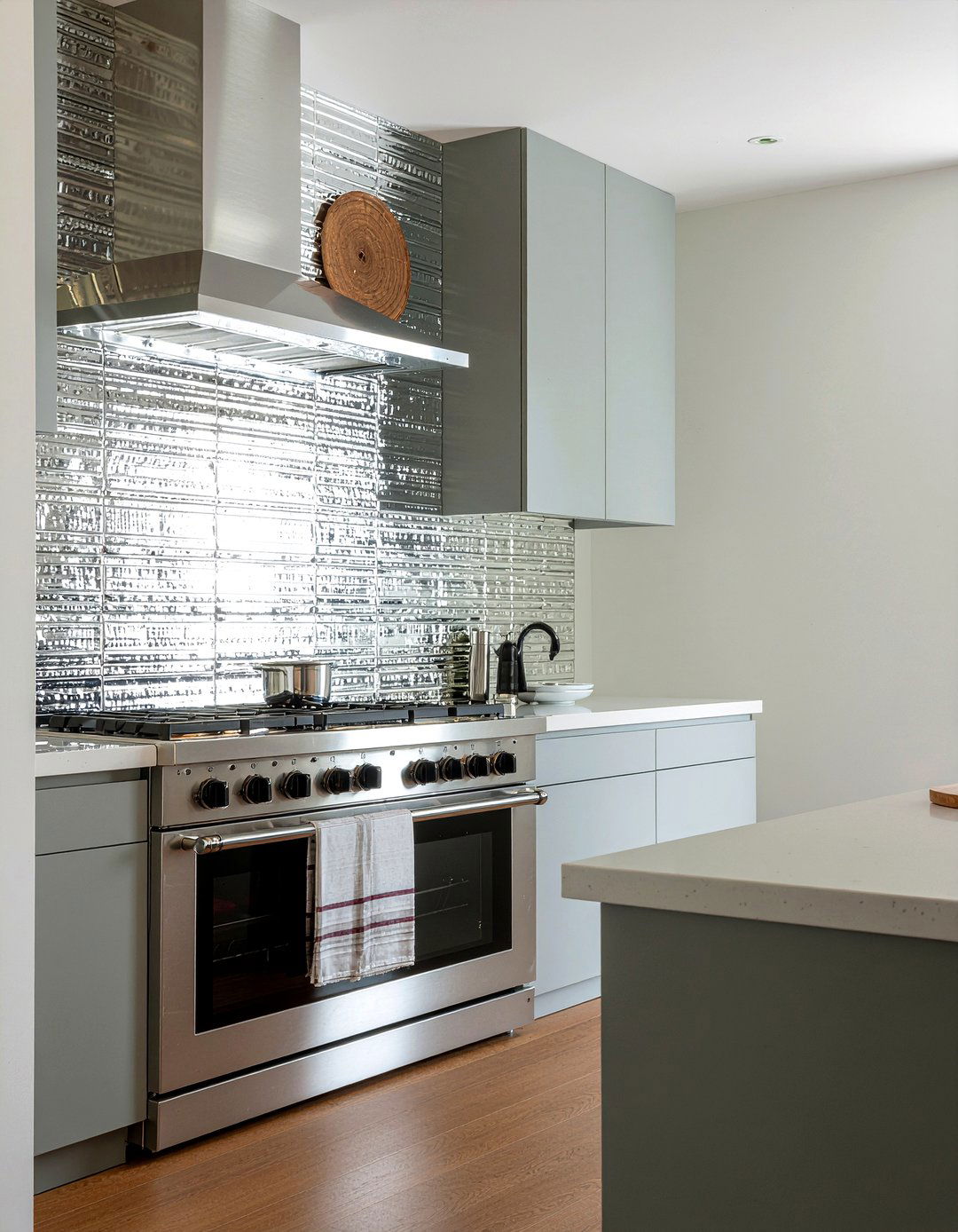 30 Mirror Backsplash Kitchen Ideas for a Modern, Sleek Look