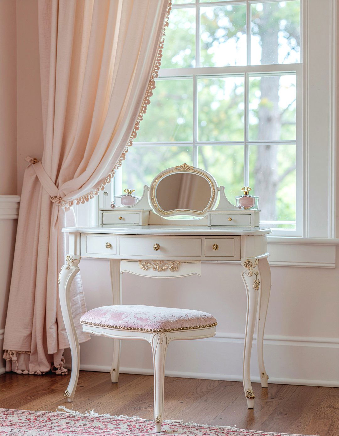 Vintage Vanity Table - 30 Victorian bedroom ideas